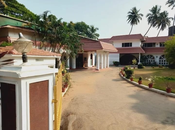 Driveway and front building
