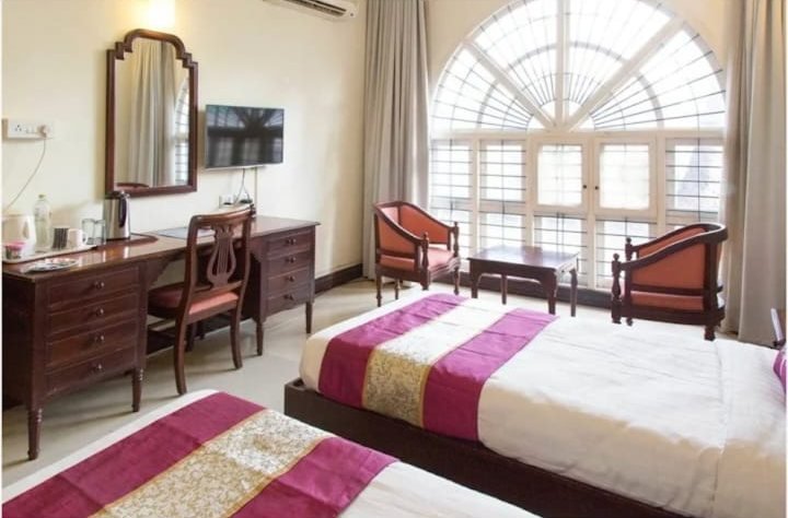 Room with dressing table and arched window