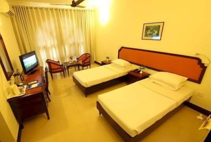 Twin room with sitting area